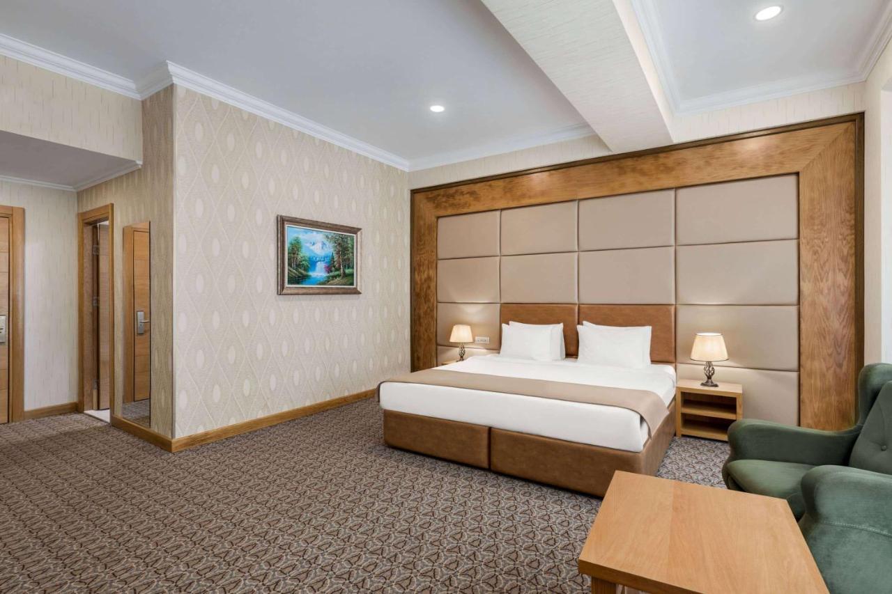 ホテル Wyndham バクー エクステリア 写真